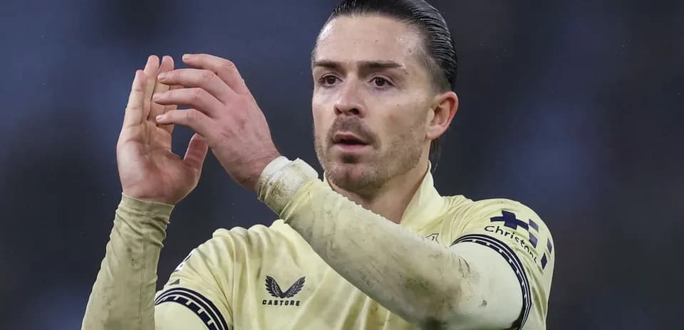 Jugador aplaudiendo con camiseta amarilla en el campo