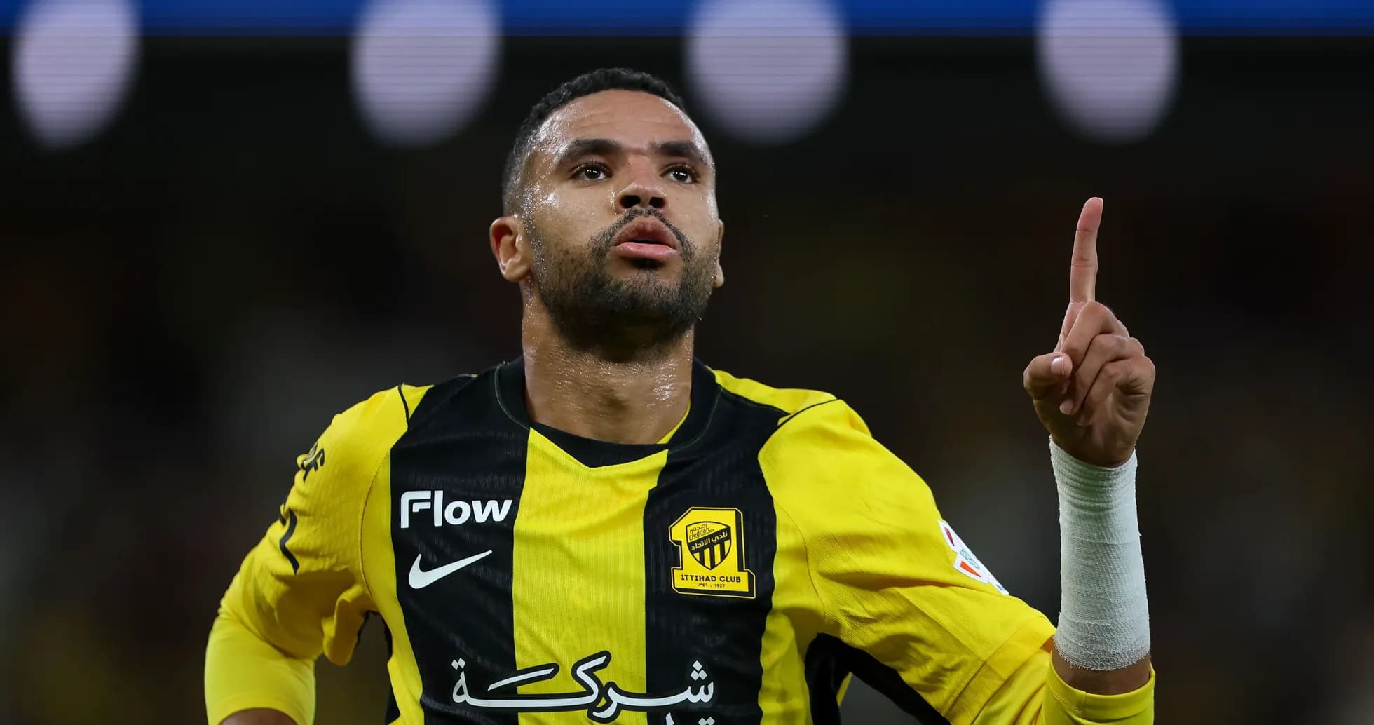 Jugador de Ittihad celebrando un gol con el dedo levantado