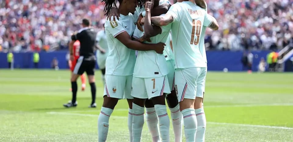 Jugadores de Francia celebrando un gol en el campo