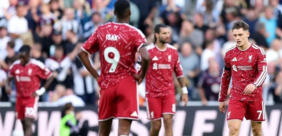Jugadores de Liverpool en el campo tras el partido