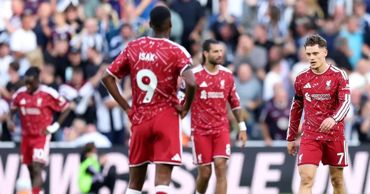 Jugadores de Liverpool en el campo tras el partido