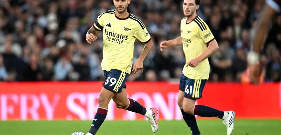 Jugadores de Arsenal corriendo en el campo de fútbol