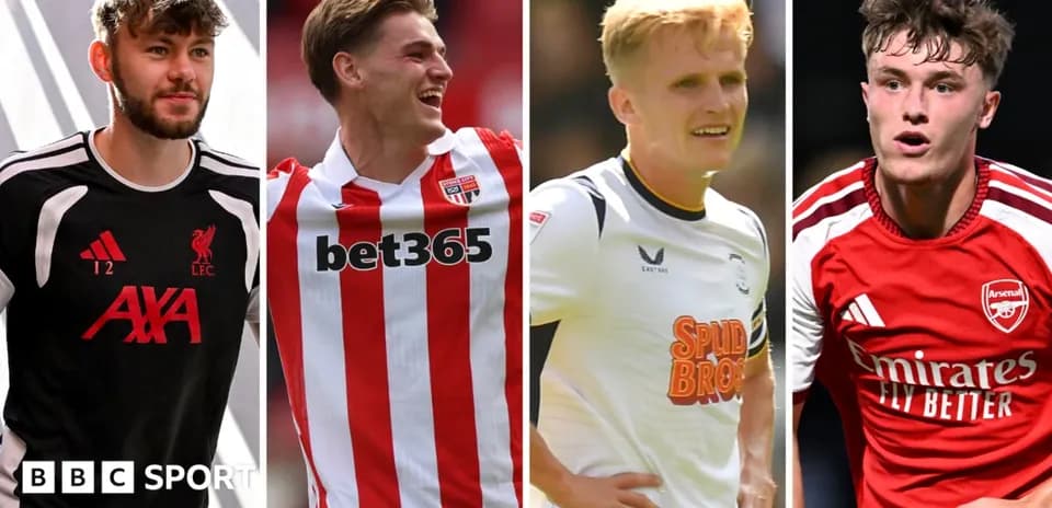 Cuatro futbolistas posando en diferentes camisetas de clubes