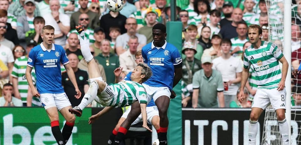 Jugador de Celtic realizando una chilena en el partido