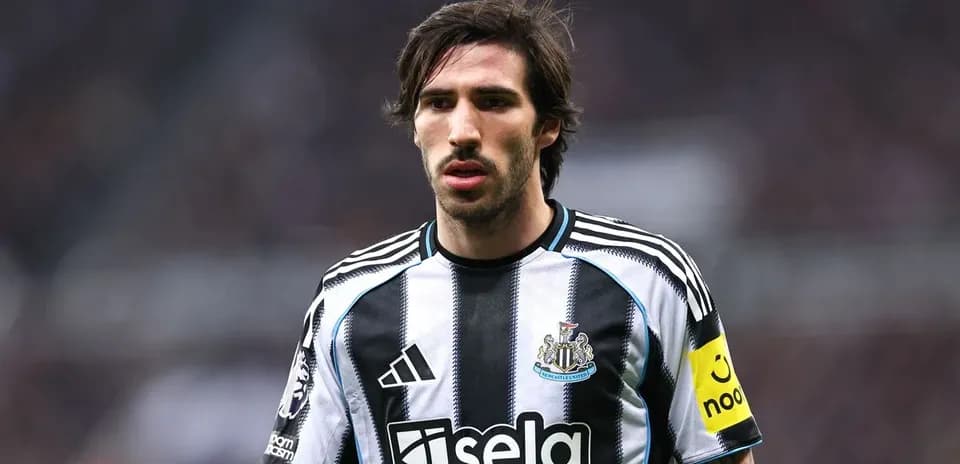 Jugador de Newcastle en acción durante el partido