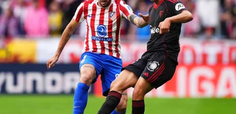 Dos jugadores compitiendo por el balón