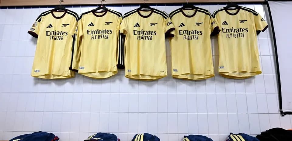 Camisetas amarillas del Arsenal colgadas en vestuario