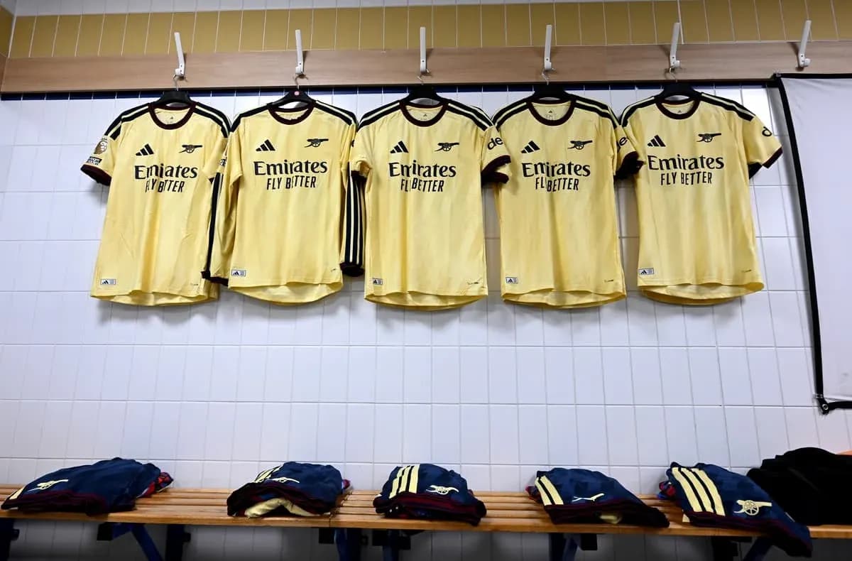 Camisetas amarillas del Arsenal colgadas en vestuario
