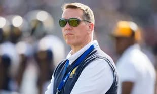 Hombre con gafas de sol en el campo de fútbol