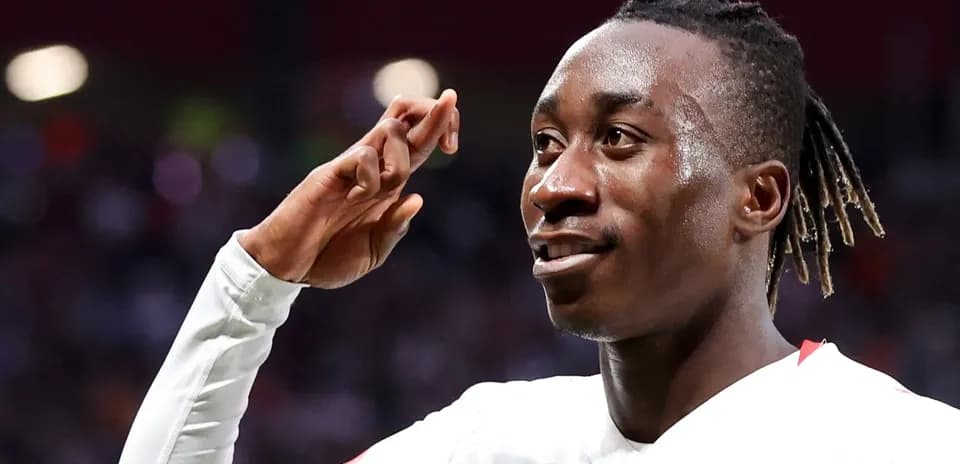 Jugador celebrando con un saludo en el campo