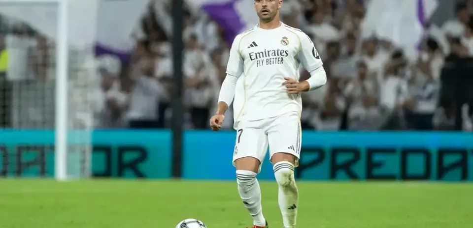 Jugador del Real Madrid preparándose para un tiro libre