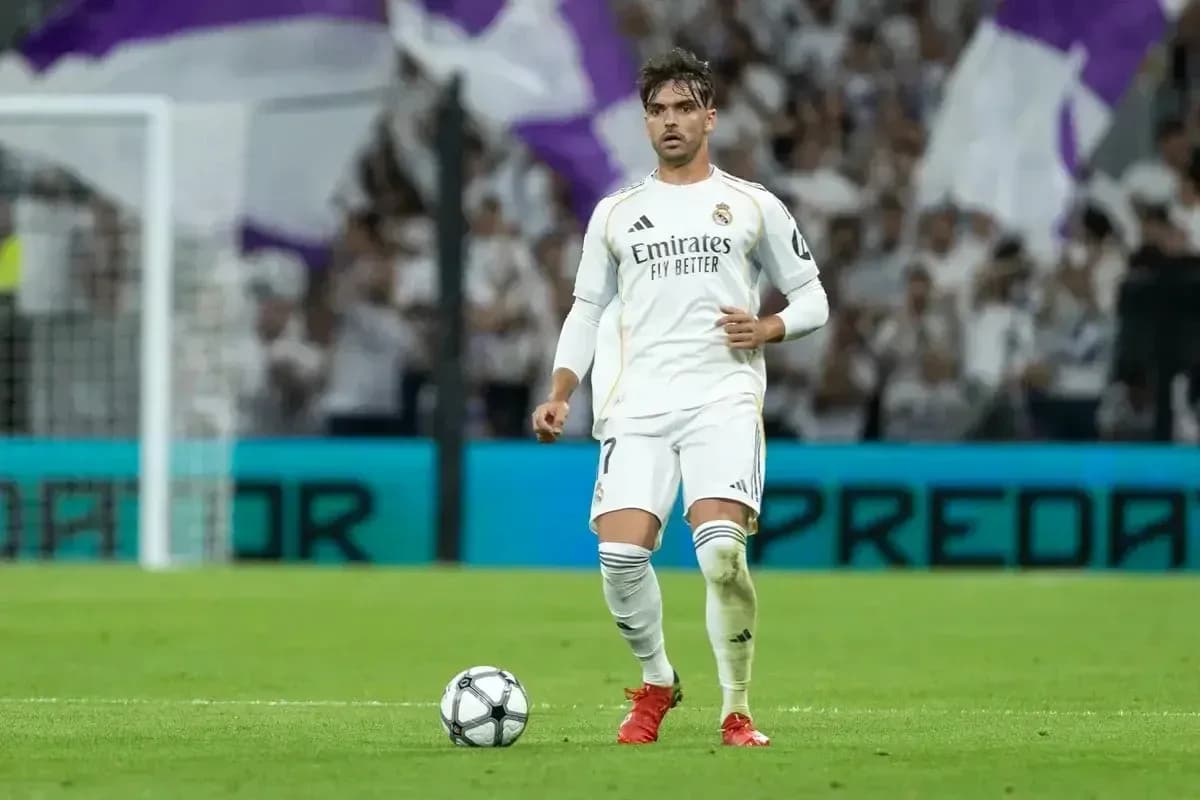 Jugador del Real Madrid preparándose para un tiro libre