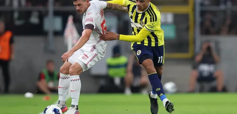 Futbolista de Fenerbahçe persigue a oponente