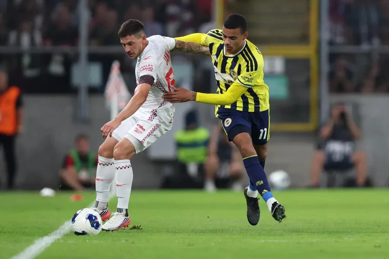 Futbolista de Fenerbahçe persigue a oponente