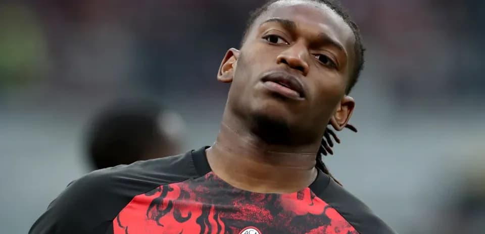 Jugador de AC Milan en sesión de calentamiento
