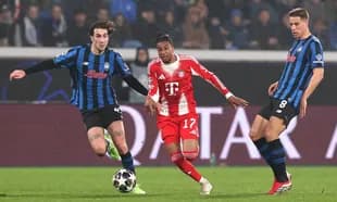 Jugadores de Bayern y Atalanta en acción