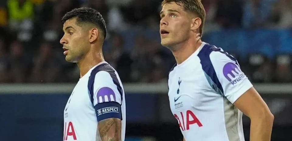 Dos jugadores de Tottenham observando el juego