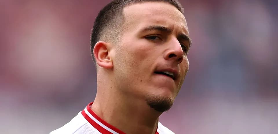 Jugador con camiseta blanca y roja en el campo