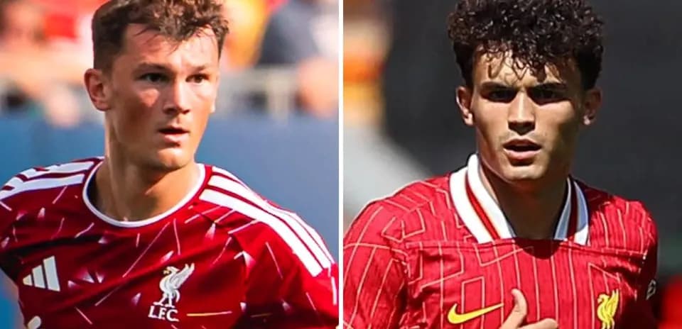 Dos jugadores de Liverpool en uniforme rojo