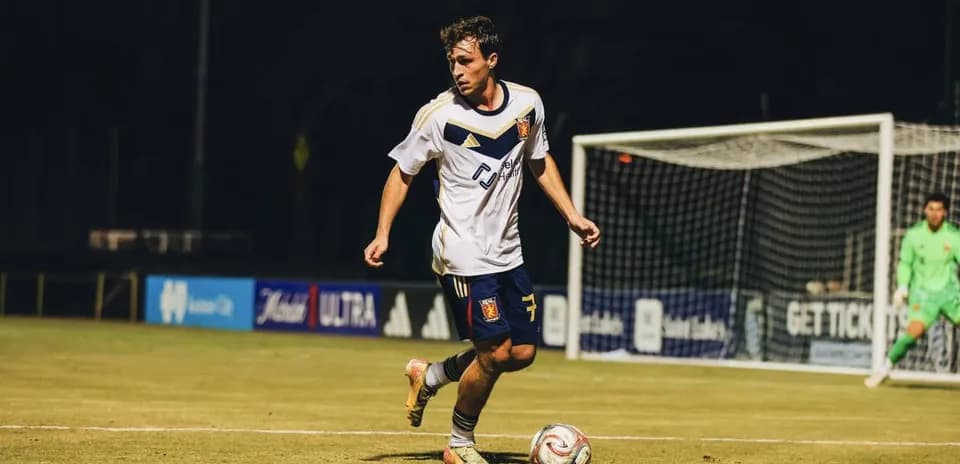 Jugador de Real Monarchs en acción en el campo