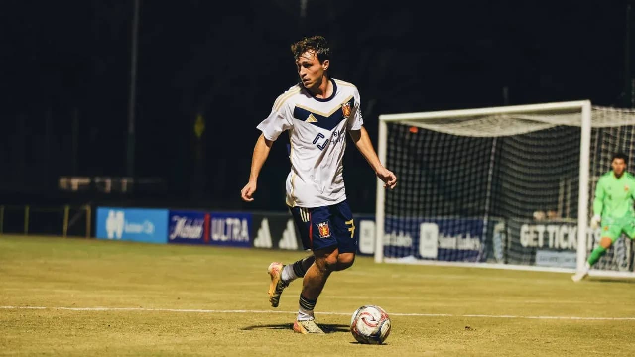 Jugador de Real Monarchs en acción en el campo