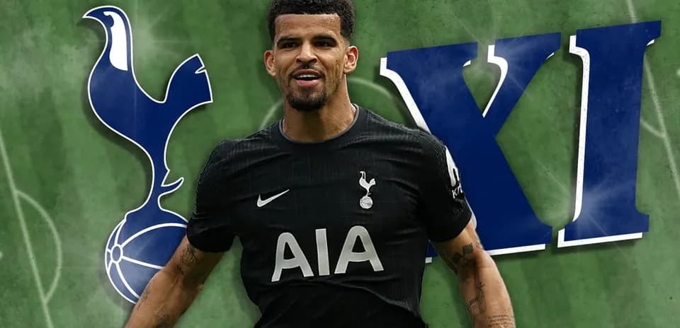 Jugador de Tottenham con uniforme negro en el campo