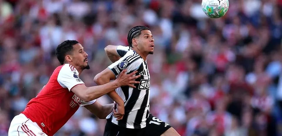 Dos jugadores luchando por el balón en partido