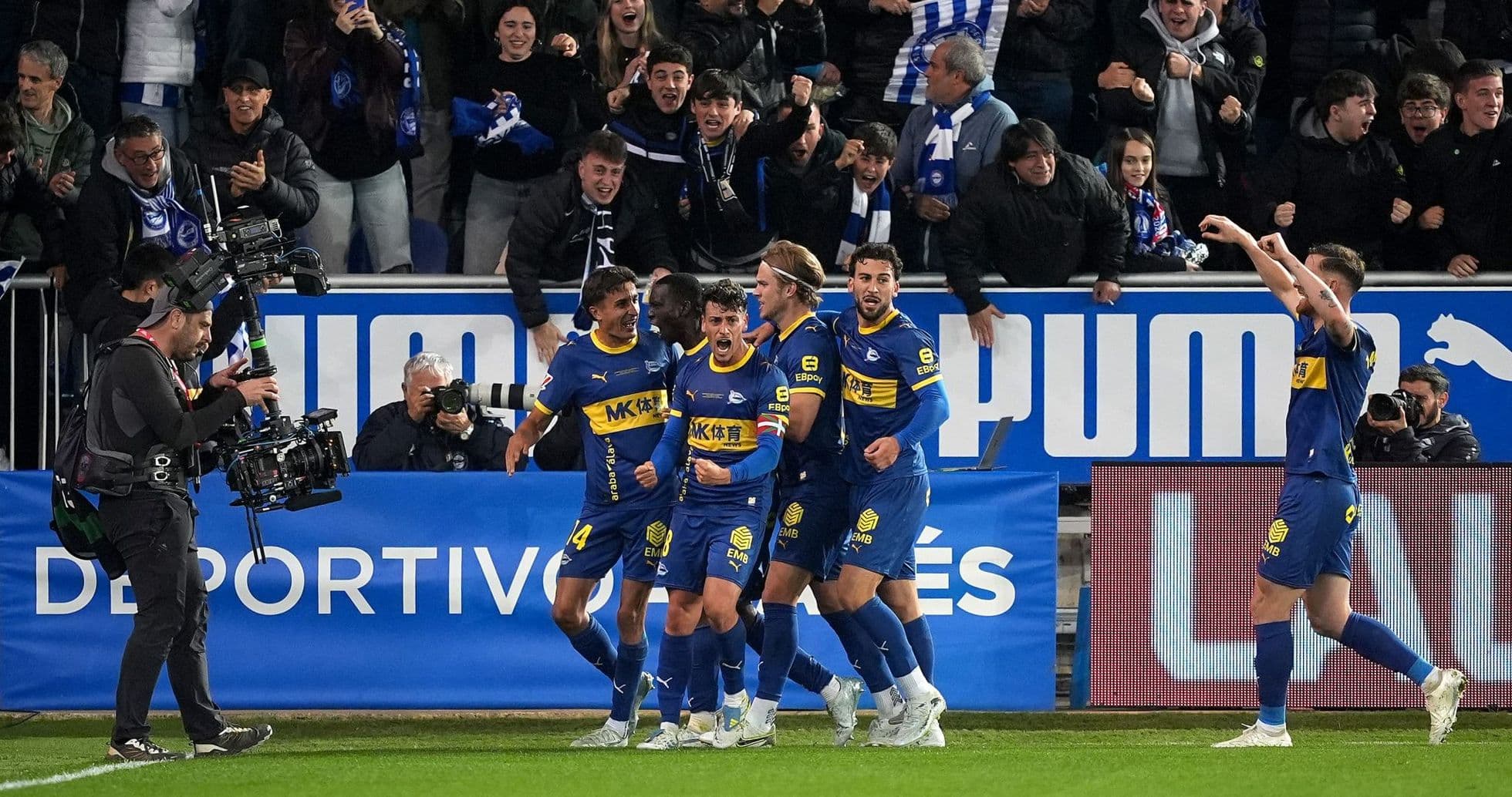 Jugadores de Alavés celebrando un gol