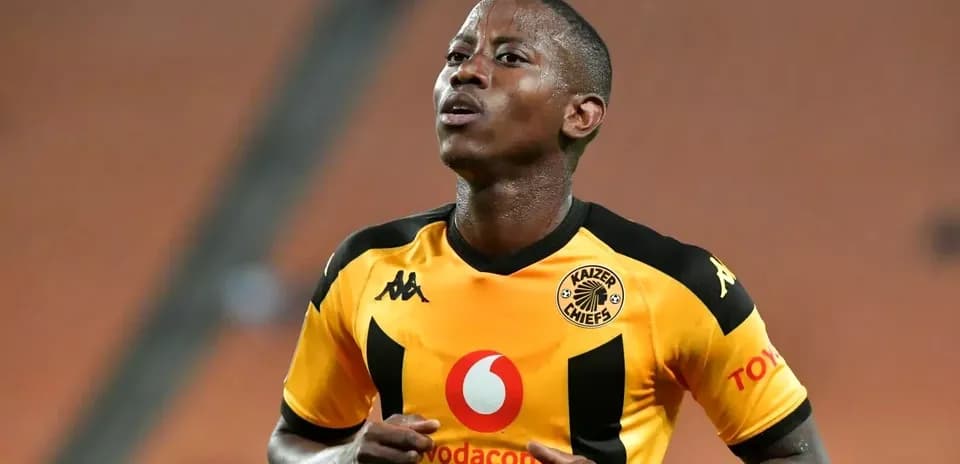 Jugador de Kaizer Chiefs corriendo en el campo