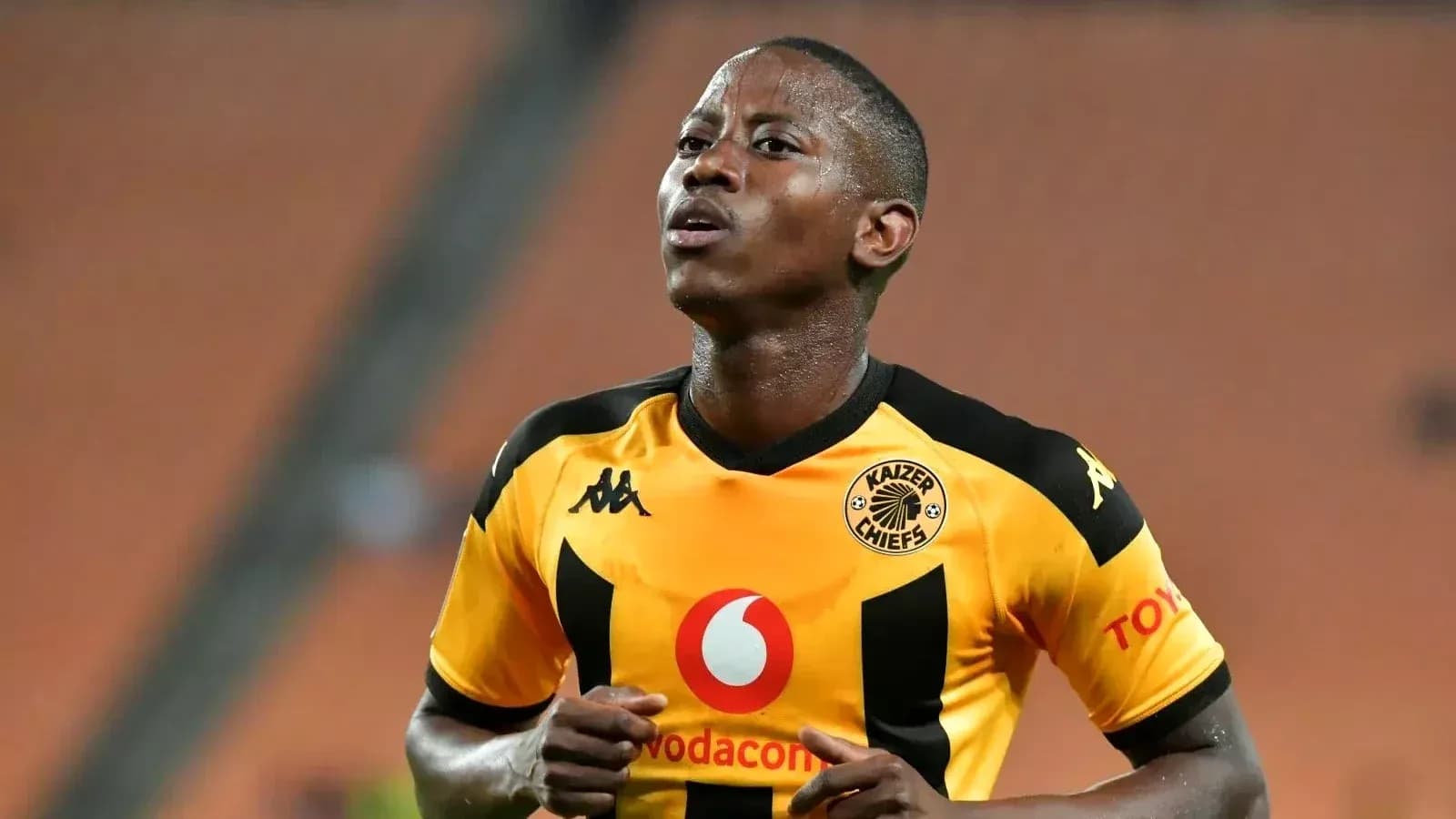 Jugador de Kaizer Chiefs corriendo en el campo