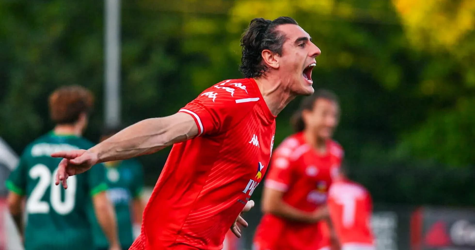 Jugador celebrando un gol en partido de fútbol