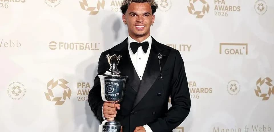Jugador sosteniendo trofeo en ceremonia de premios