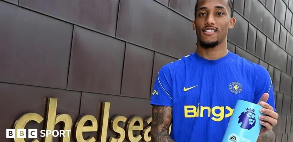 Jugador de Chelsea sosteniendo un premio de la Premier League