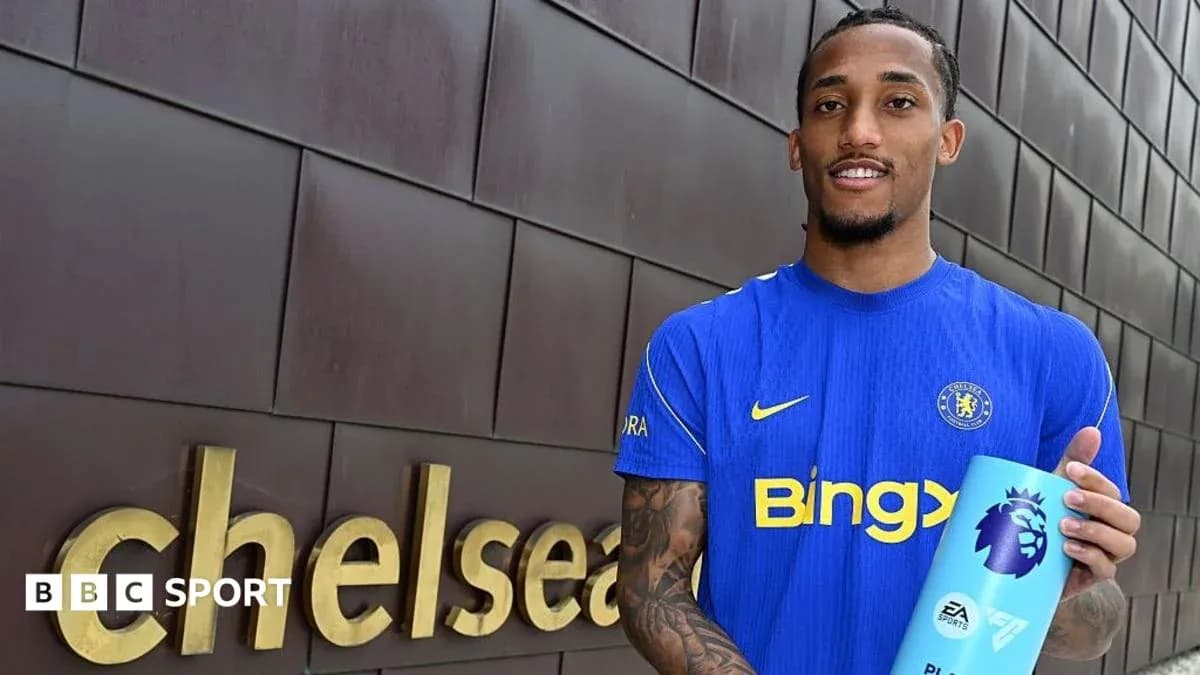 Jugador de Chelsea sosteniendo un premio de la Premier League