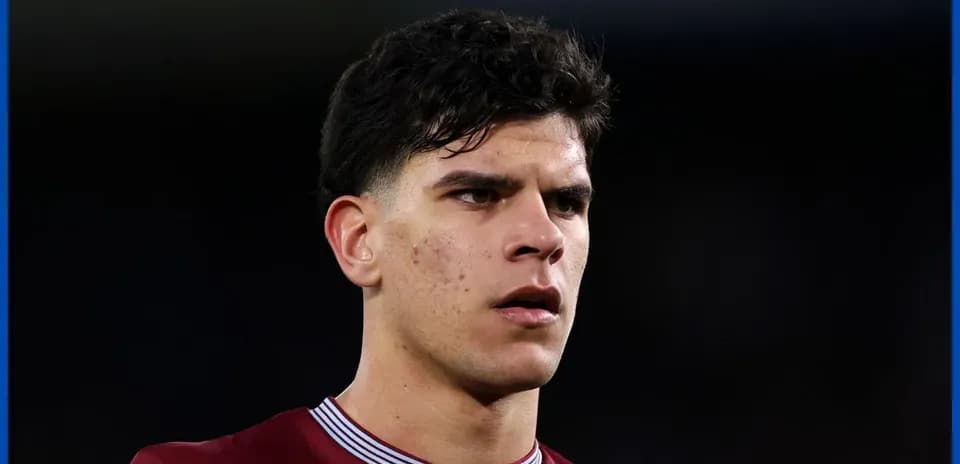 Jugador con camiseta de Aston Villa durante el partido