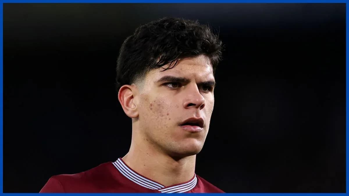 Jugador con camiseta de Aston Villa durante el partido