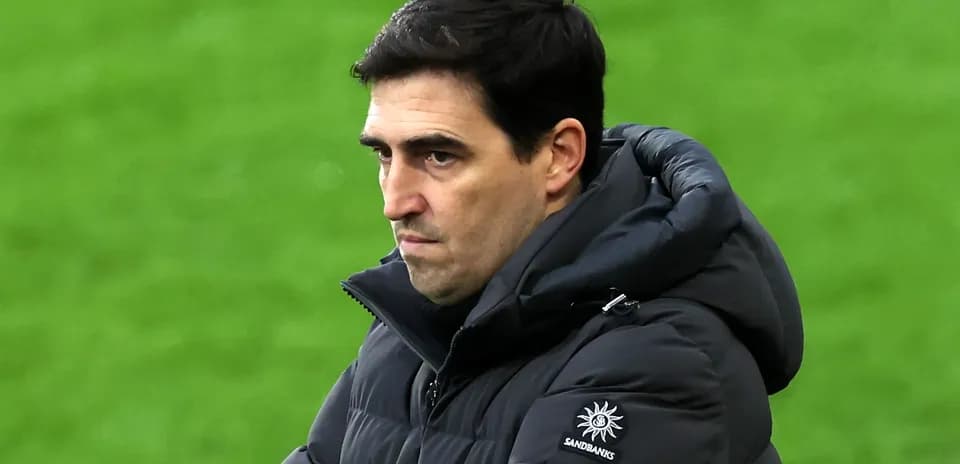 Entrenador observando el campo durante el partido