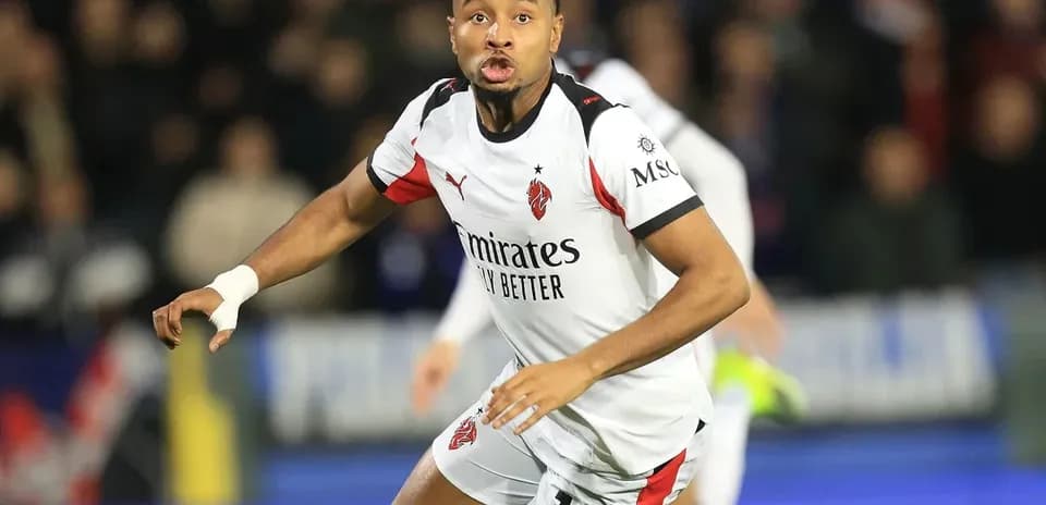 Jugador corriendo en el campo durante un partido