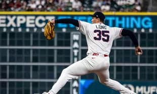 Lanzador en acción en el campo de béisbol