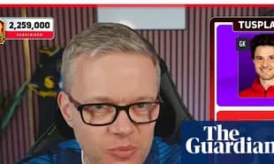 Presentador hablando en un canal de fútbol en línea