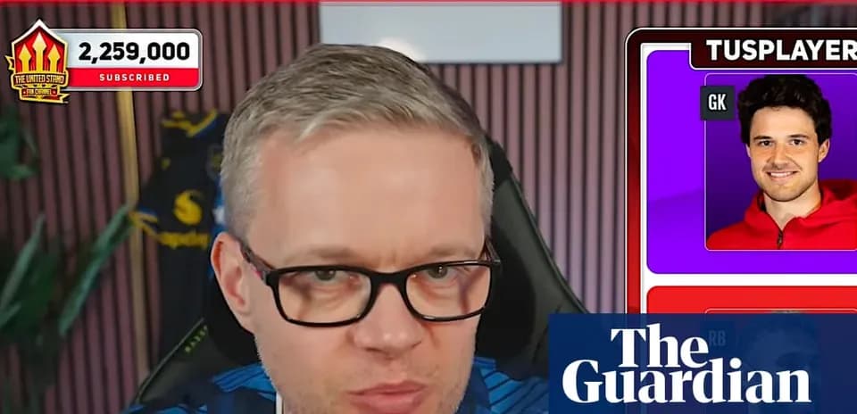 Presentador hablando en un canal de fútbol en línea