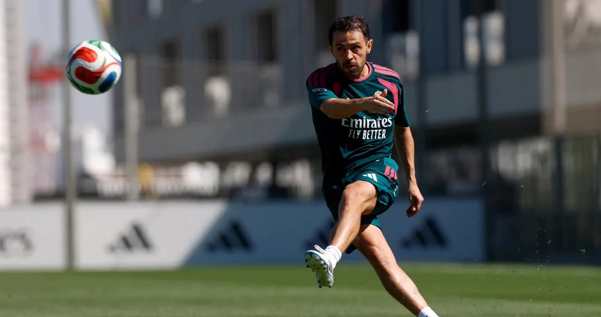 Jugador entrenando y pateando el balón en el campo