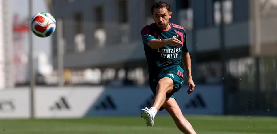 Jugador entrenando y pateando el balón en el campo