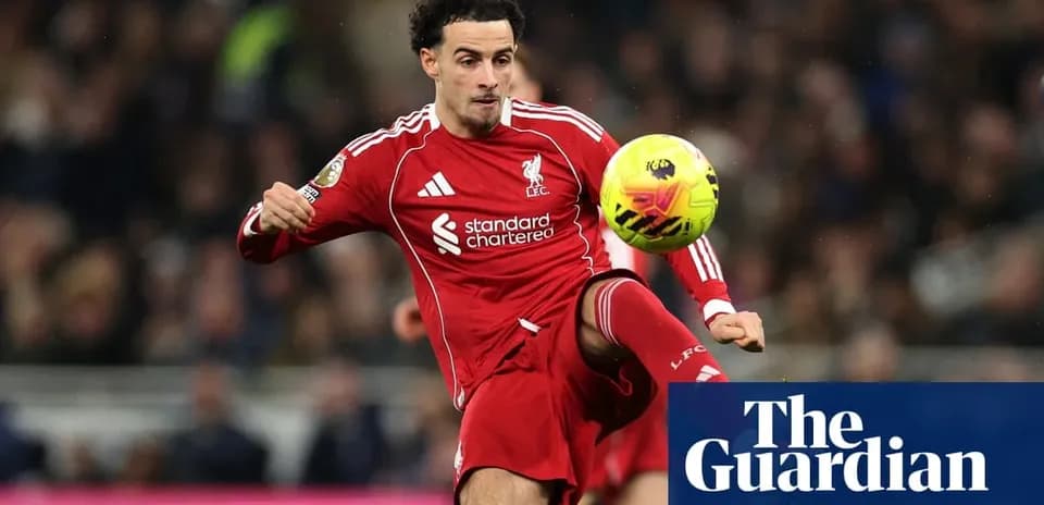 Jugador de Liverpool despejando el balón en el partido