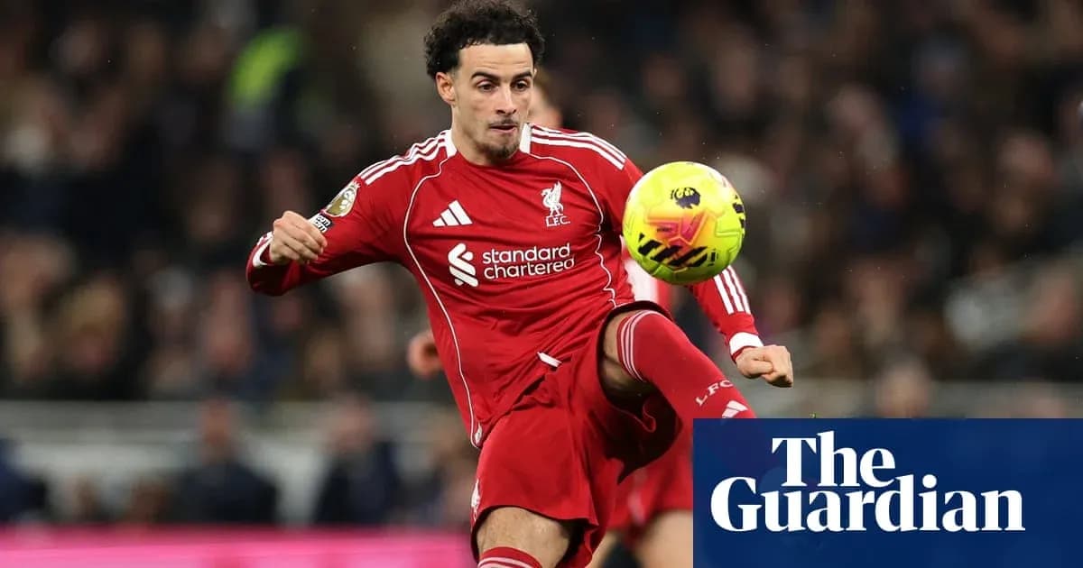 Jugador de Liverpool despejando el balón en el partido