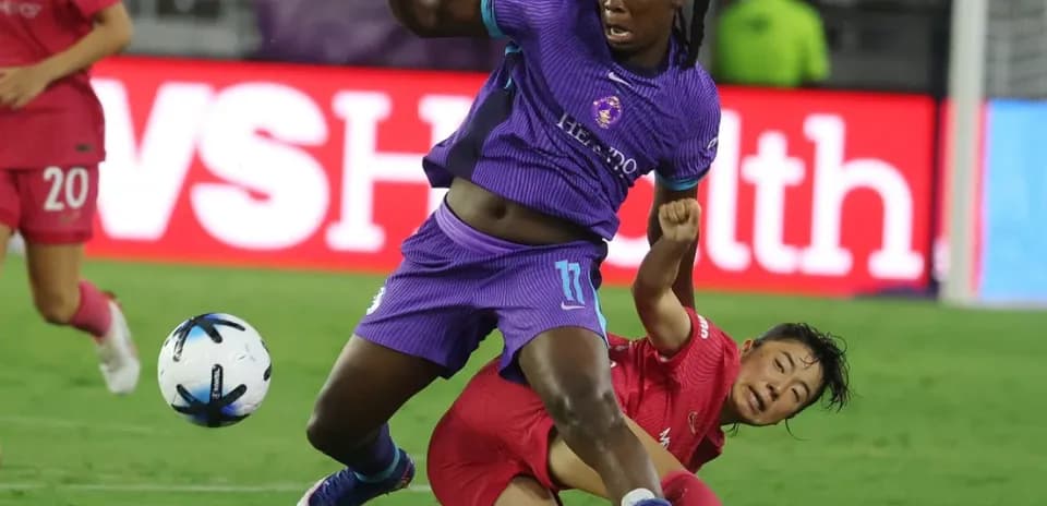 Jugadora del Orlando Pride cae tras un tackle