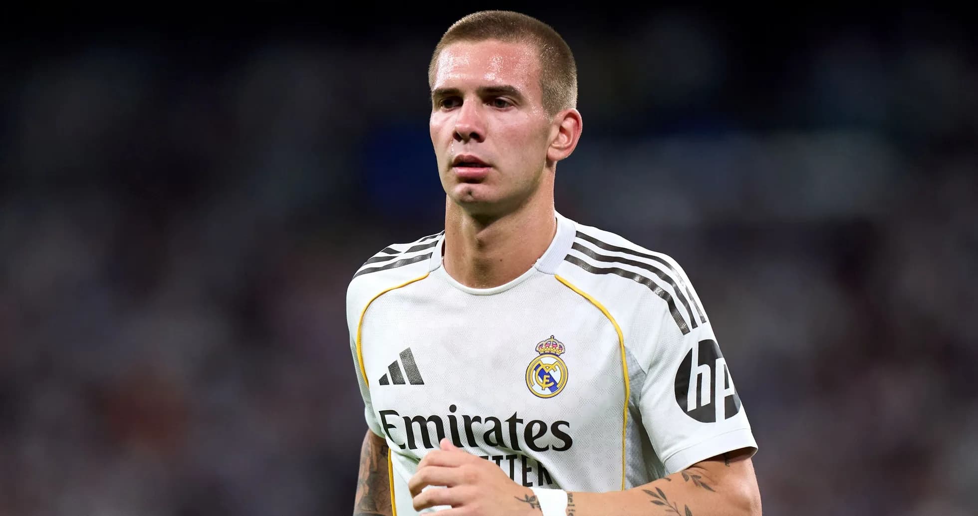 Jugador de Real Madrid caminando en el campo