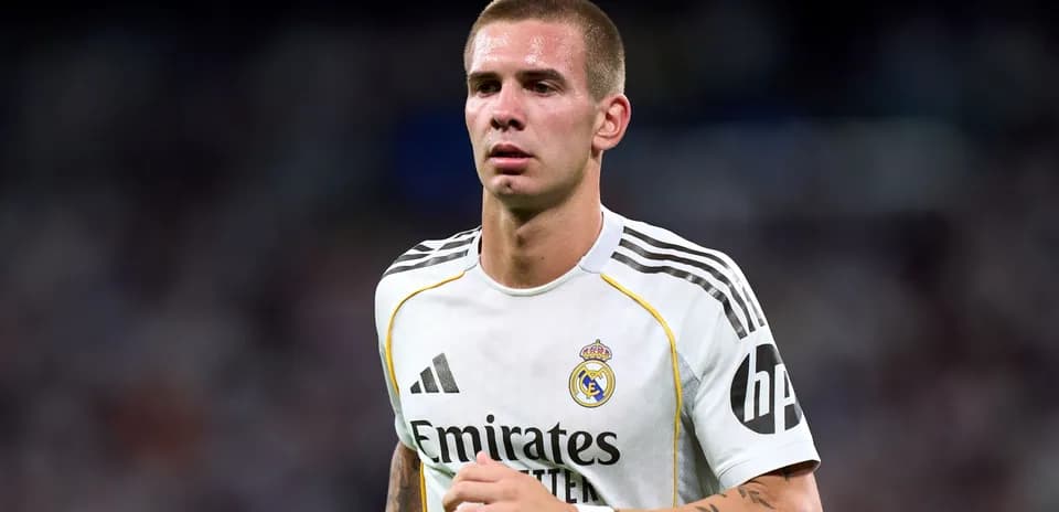 Jugador de Real Madrid caminando en el campo