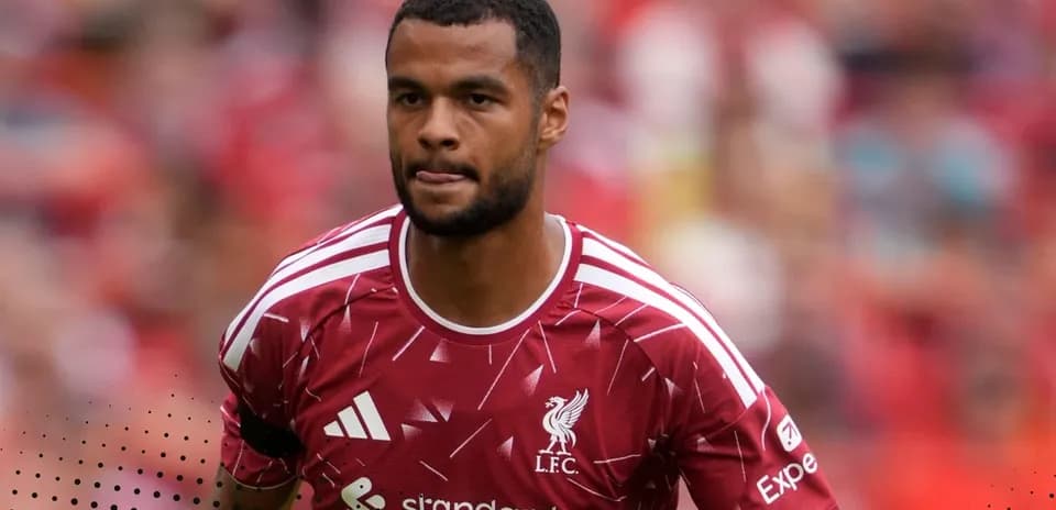 Jugador de Liverpool en camiseta roja durante partido