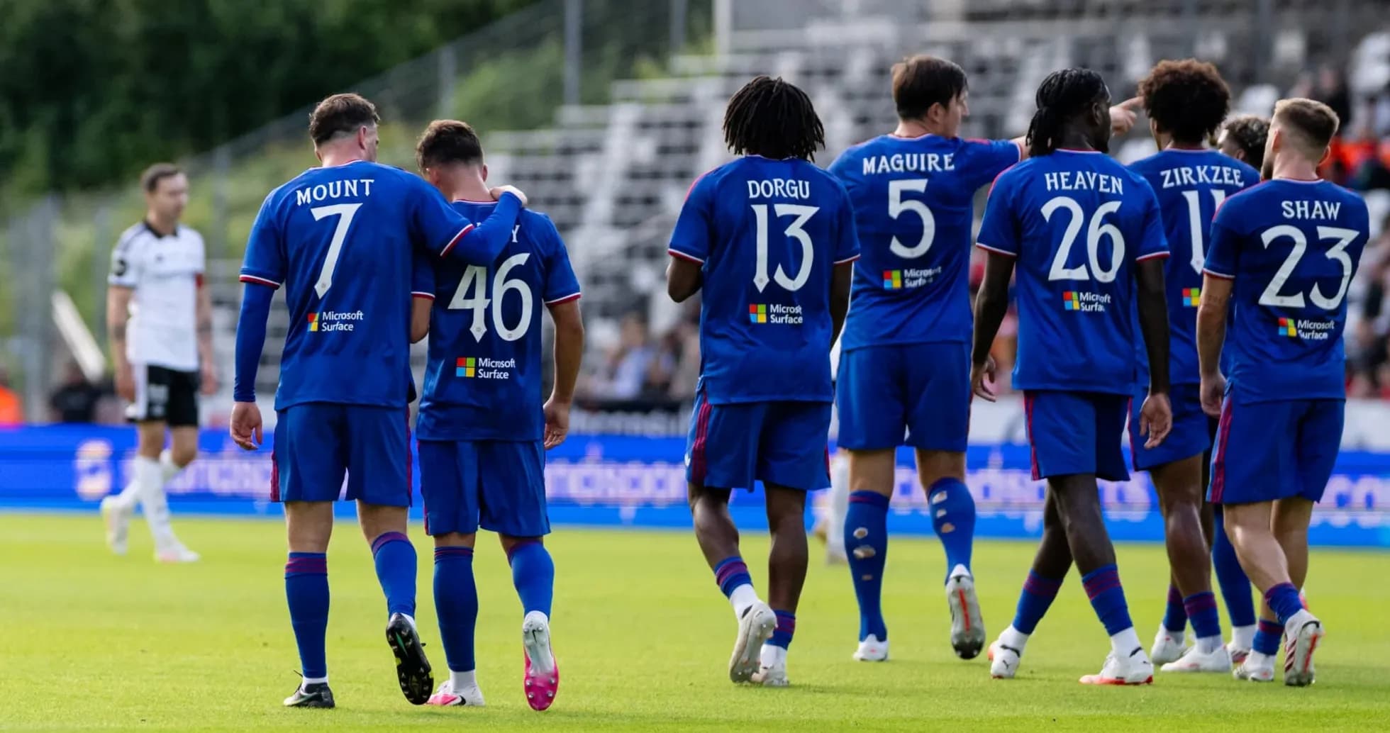 Jugadores de equipo azul celebrando en el campo